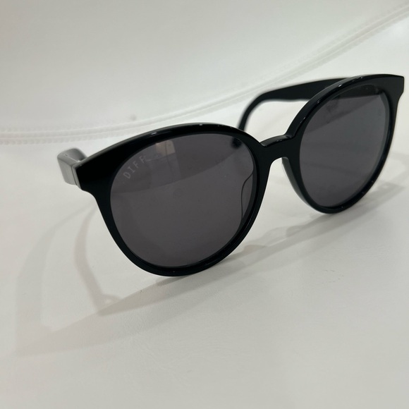 DIFF Sunglasses - Picture 1 of 3